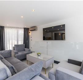 4 bedroom villa with heated pool and sea view in Vinišće, sleeps 8